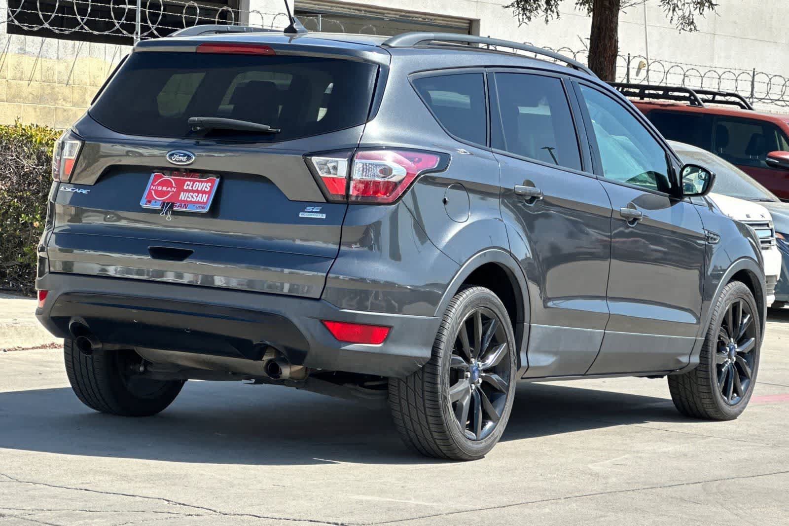 Used 2018 Ford Escape SE w/ SE Sport Appearance Package FWD image 3