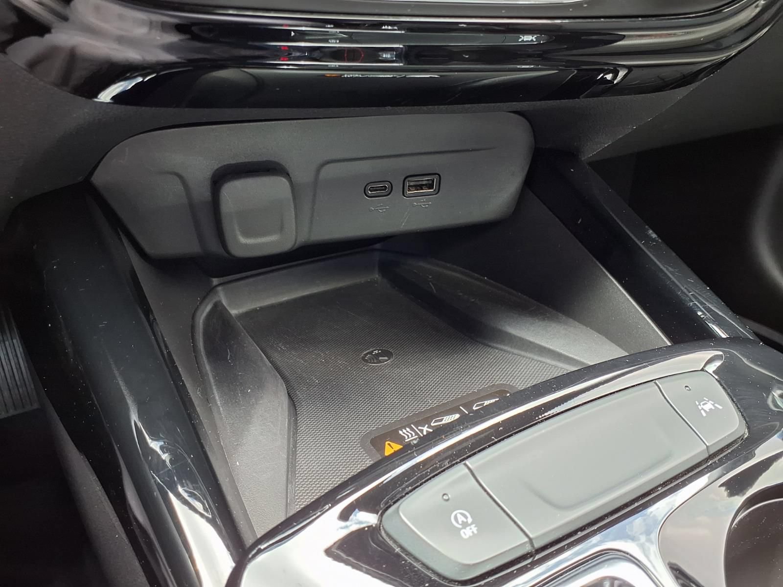 Used 2025 Chevrolet Trax RS w/ Sunroof Package FWD image 13