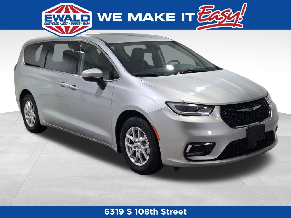 Certified 2023 Chrysler Pacifica Touring-L image 1