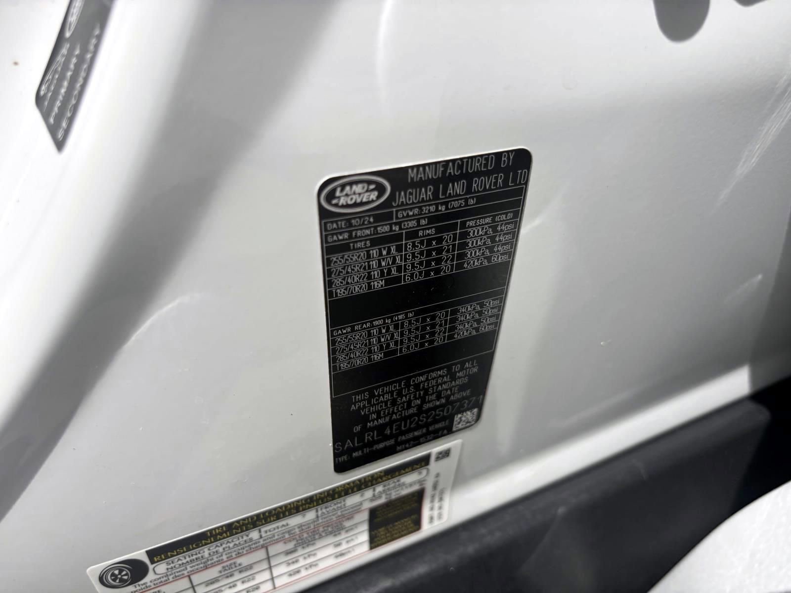 Used 2025 Land Rover Discovery Dynamic SE AWD/4WD image 29