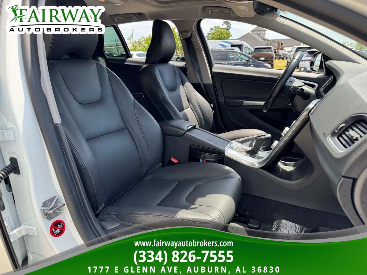 Used 2018 Volvo V60 T5 Cross Country image 12