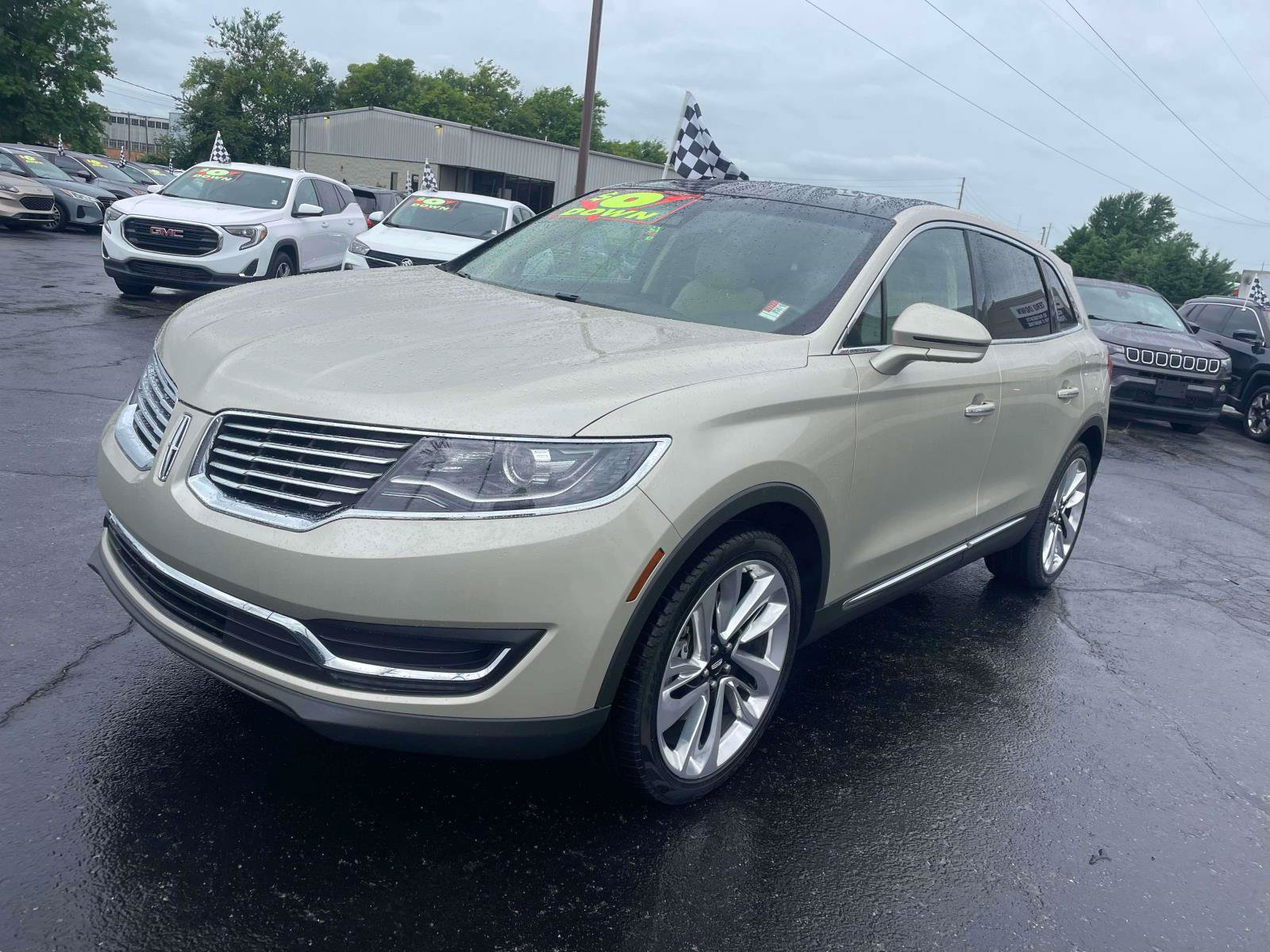 Used 2017 Lincoln MKX Reserve w/ Driver Assistance Package FWD image 3