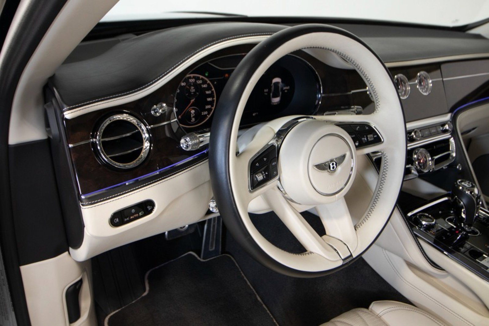 Used 2023 Bentley Flying Spur Azure image 23