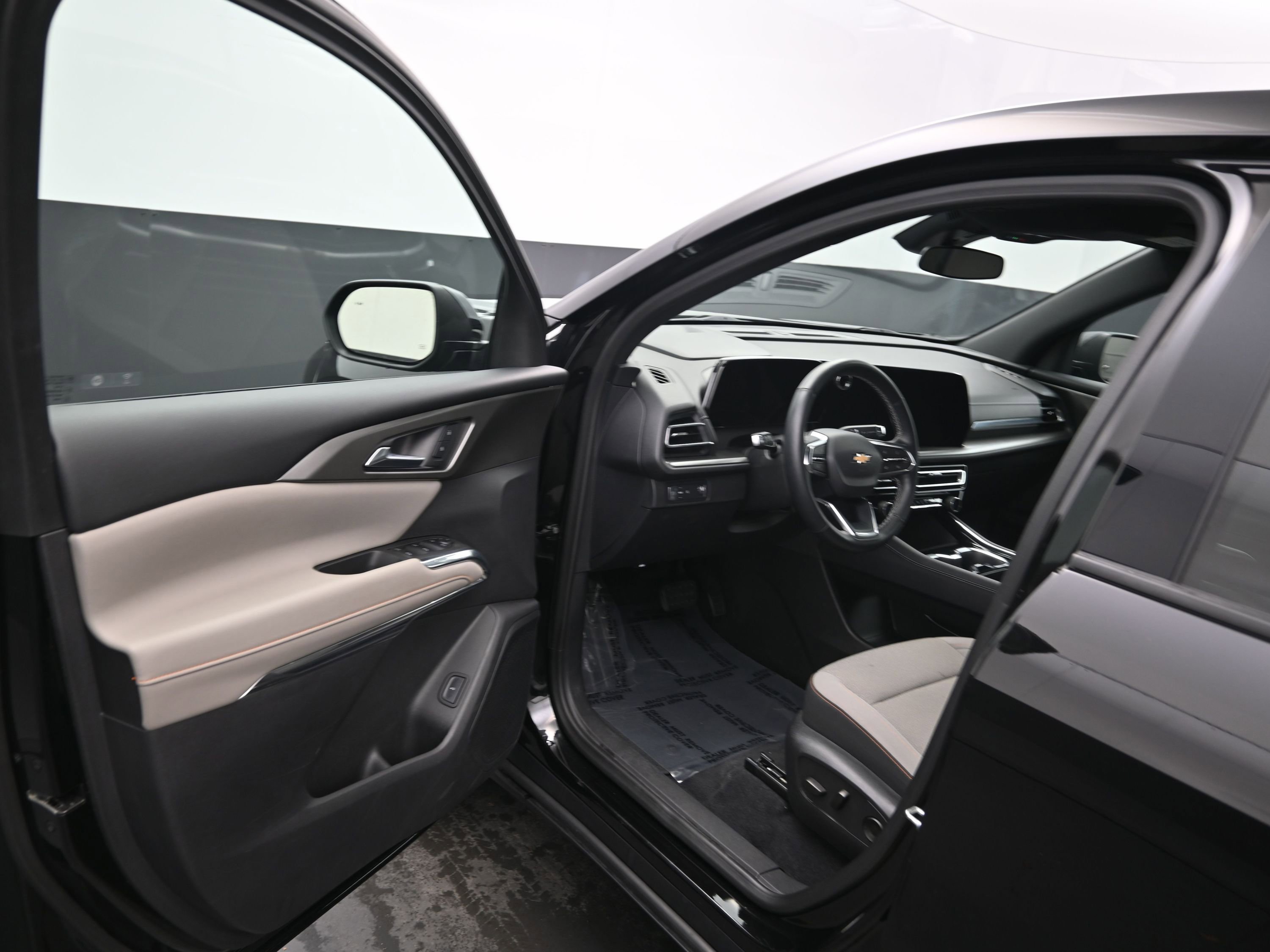 Used 2025 Chevrolet Traverse LT image 18