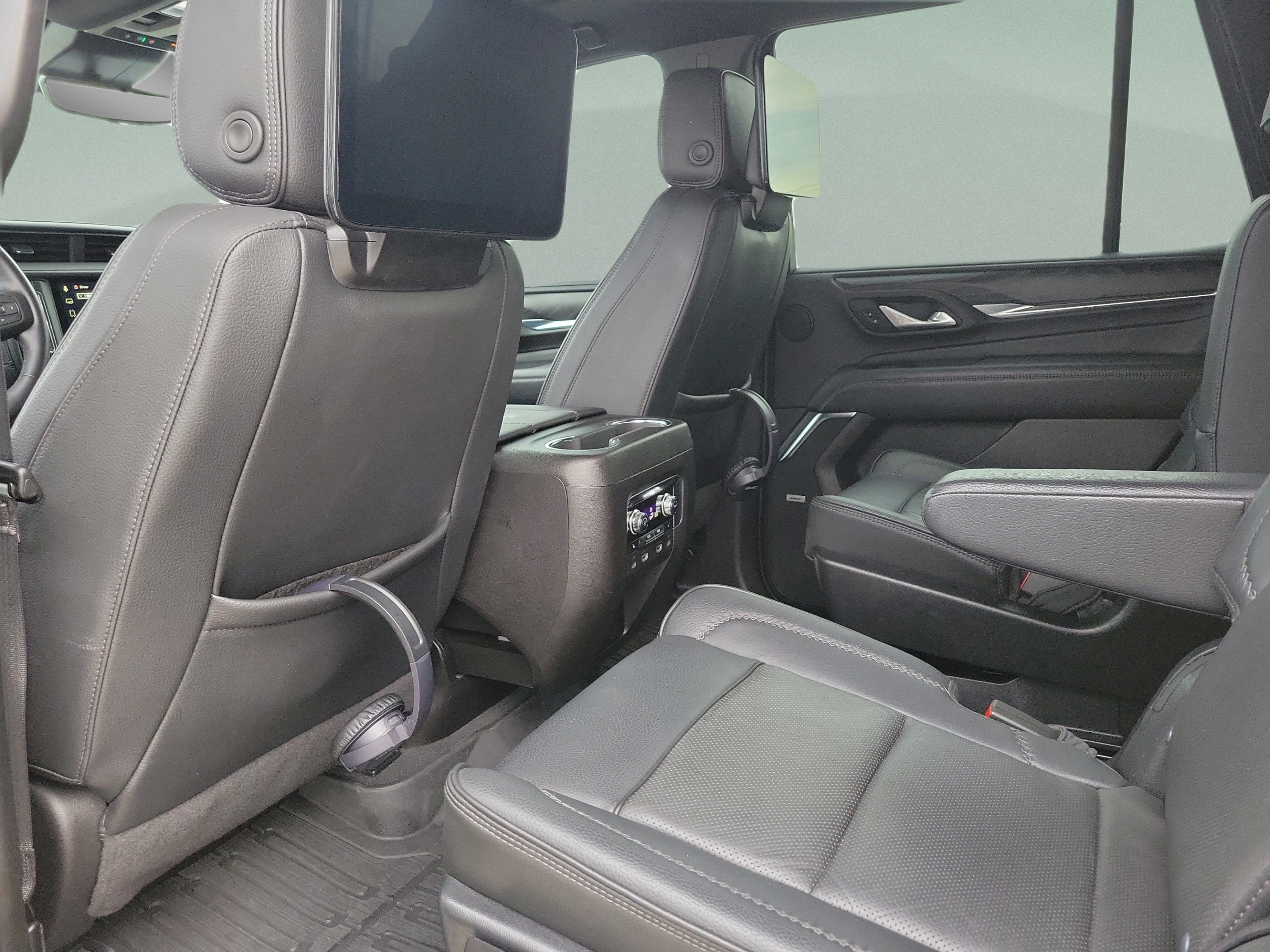 Used 2024 GMC Yukon Denali w/ Advanced Technology Package AWD/4WD image 11