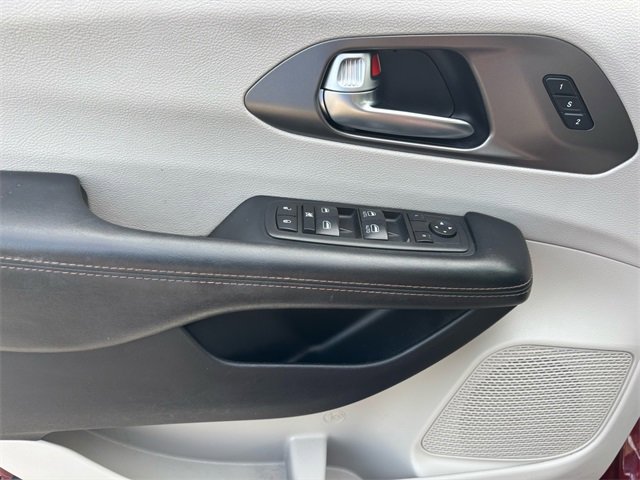 Used 2020 Chrysler Pacifica Touring-L image 26