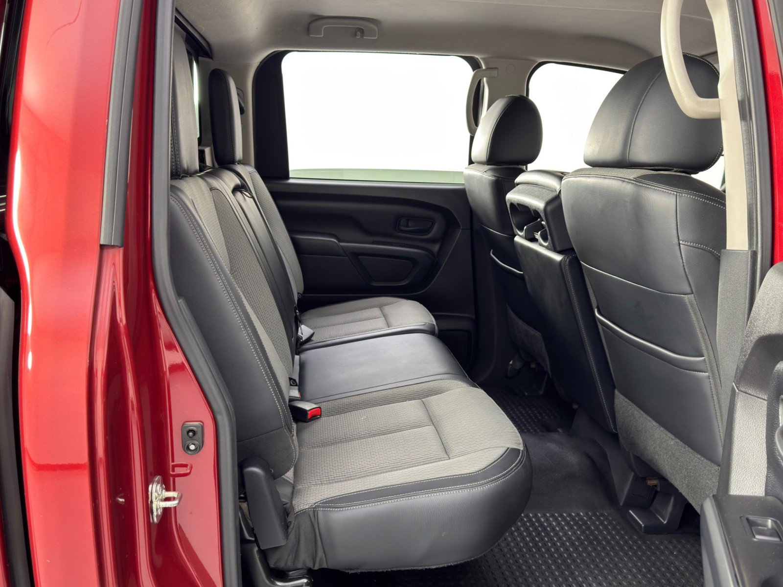 Used 2017 Nissan Titan S image 29