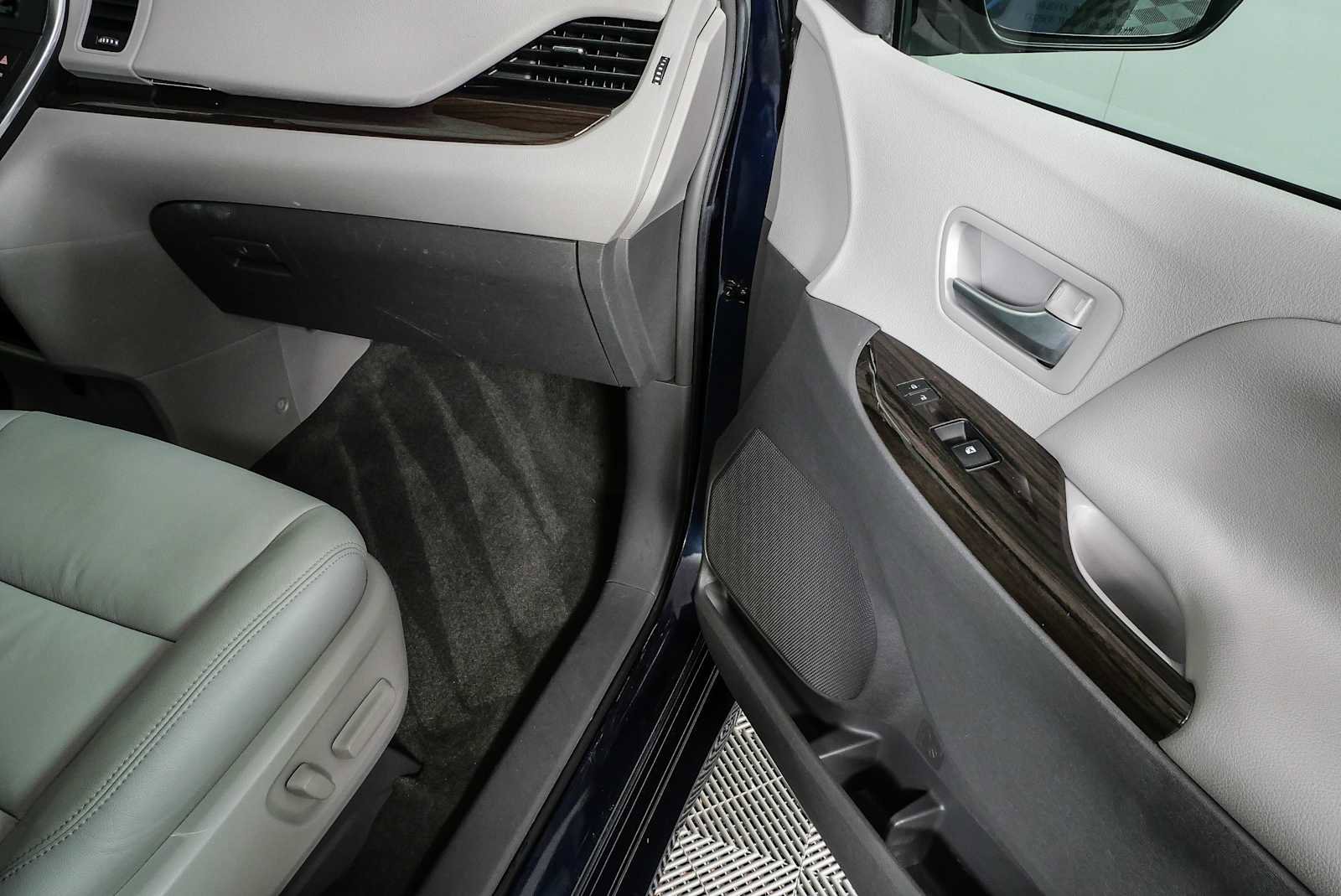 Used 2018 Toyota Sienna XLE w/ XLE Navigation Package FWD image 25