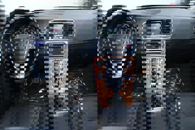 Used 2016 Volvo S60 T5 Inscription Platinum image 2