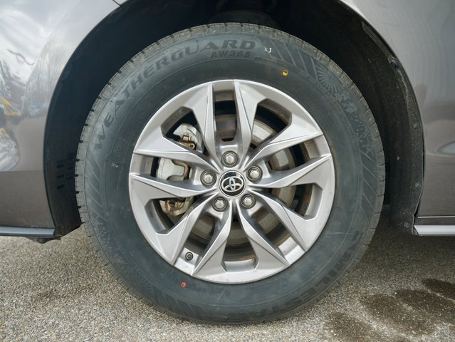 Used 2023 Toyota Sienna XLE image 29