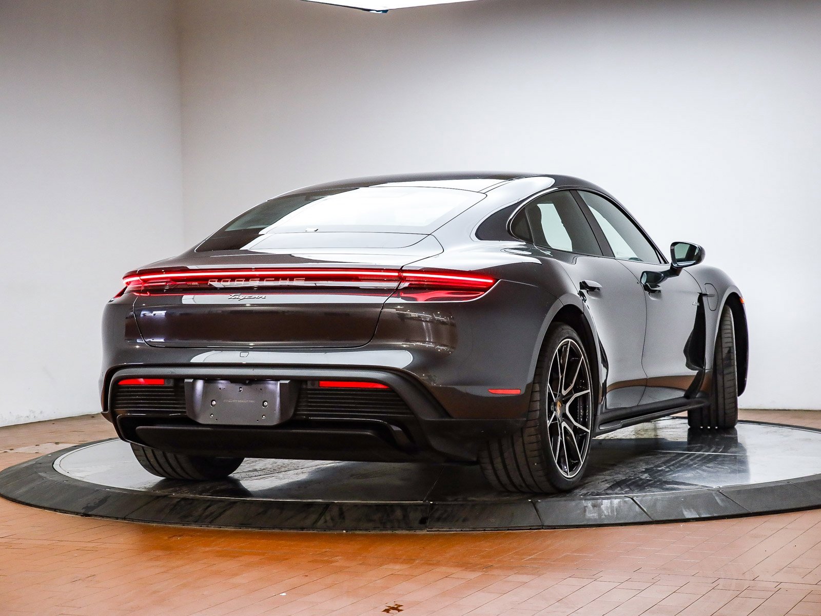Used 2025 Porsche Taycan image 6