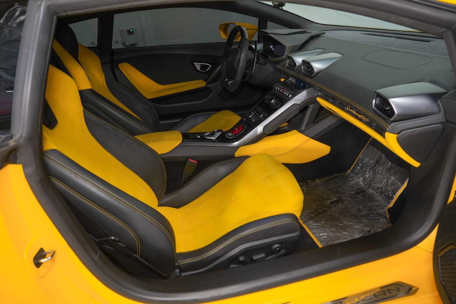 Used 2015 Lamborghini Huracan LP 610-4 AWD/4WD image 2