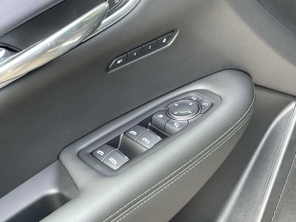 New 2025 Cadillac XT6 Luxury image 18