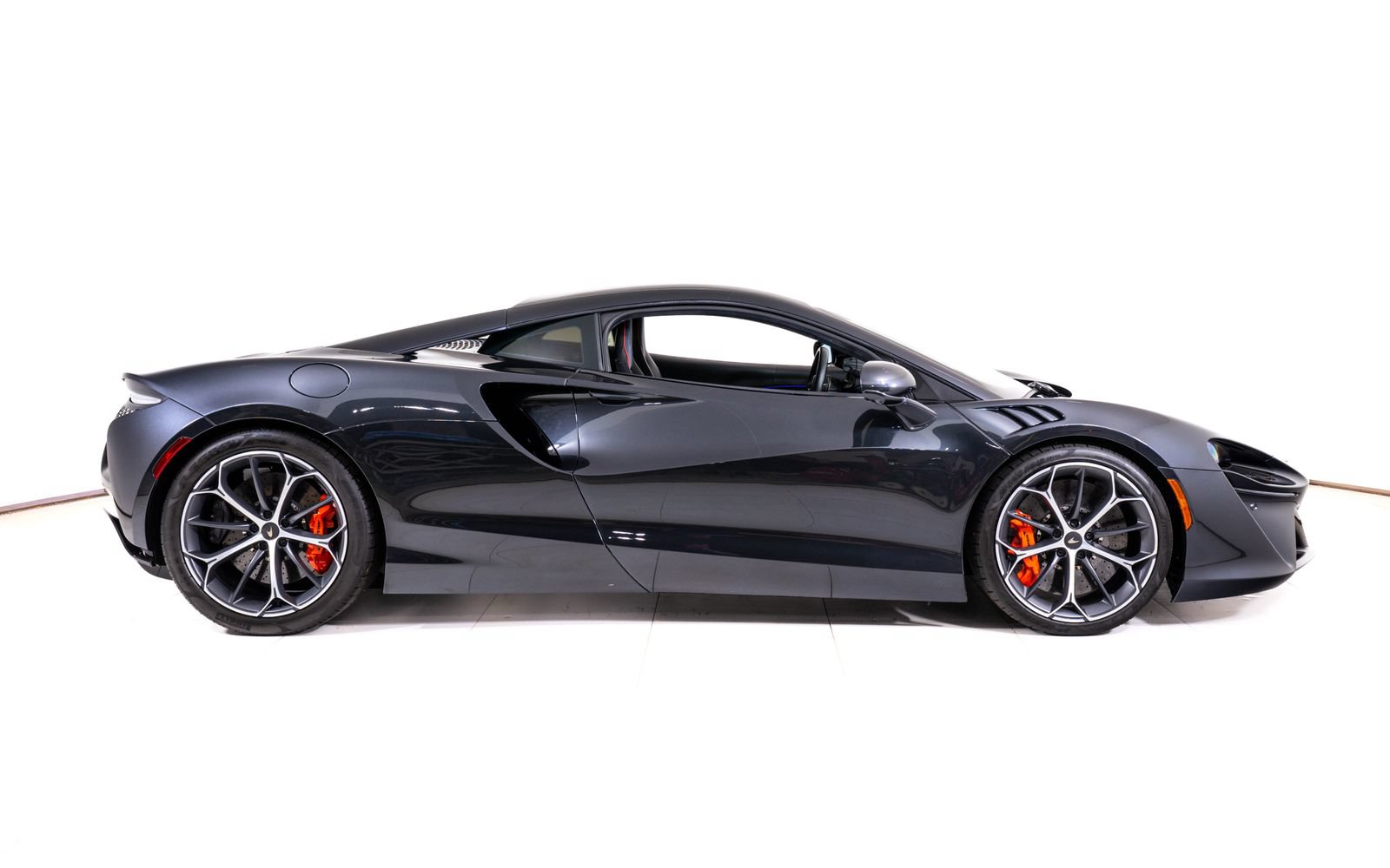 Used 2025 McLaren Artura RWD image 6
