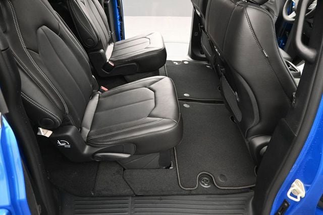 New 2027 Chrysler Pacifica Select AWD/4WD image 19