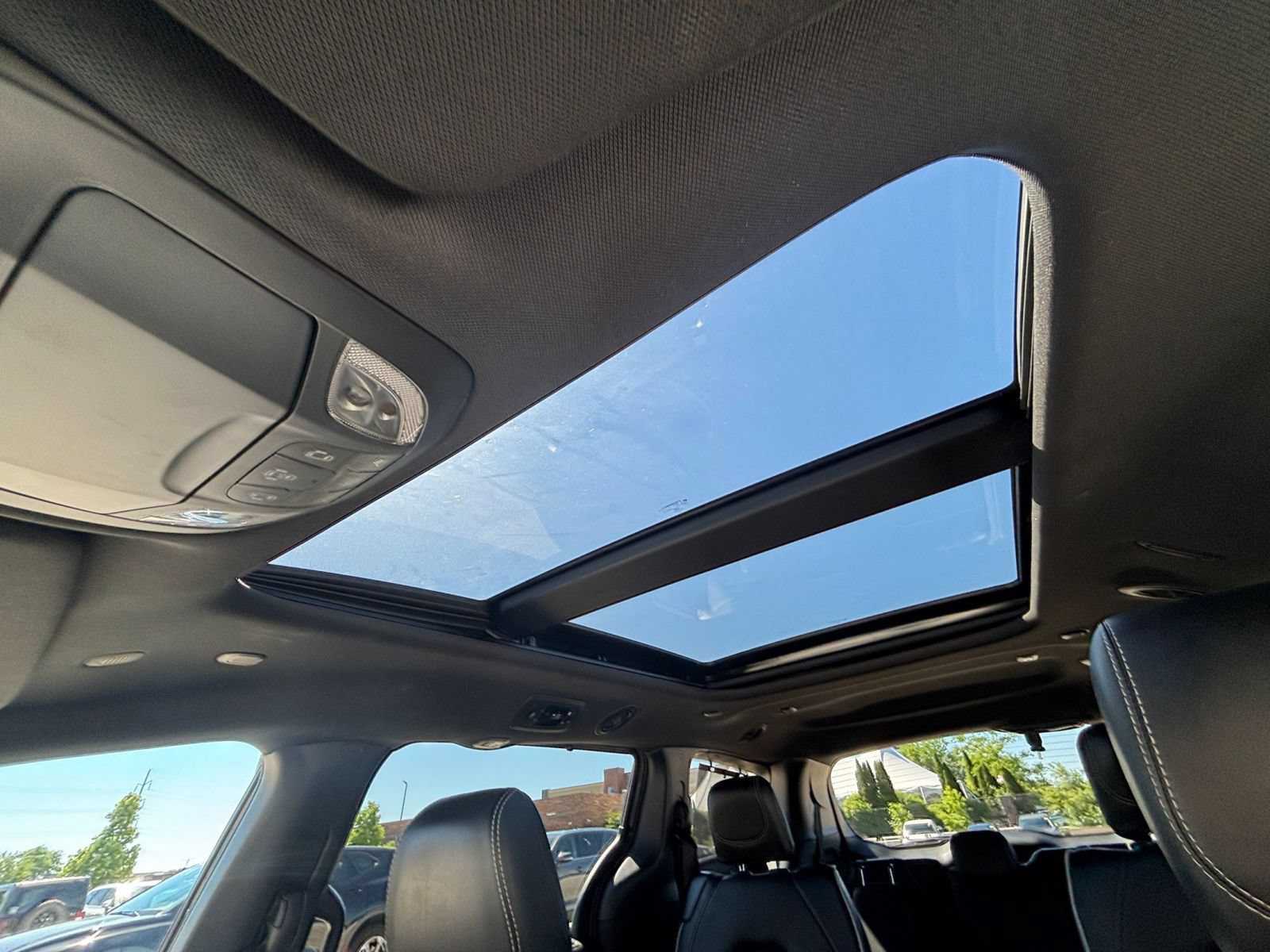 Used 2025 Chrysler Pacifica Limited FWD image 32