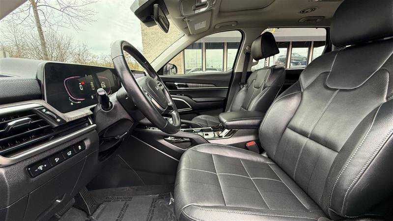 Used 2024 Kia Telluride EX w/ EX Captain's Chair Package image 10