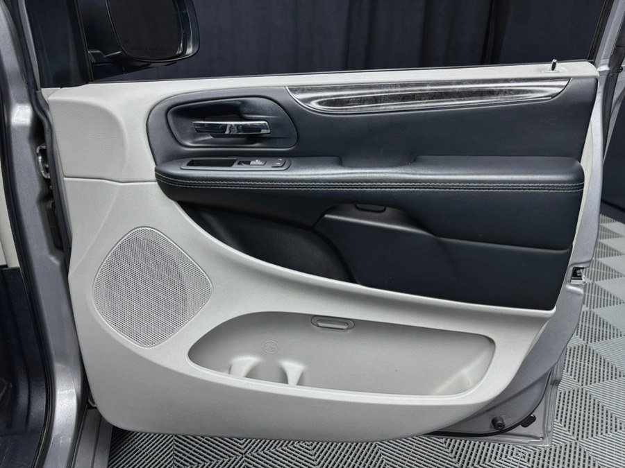 Used 2016 Chrysler Town & Country Touring w/ Driver Convenience Group image 23