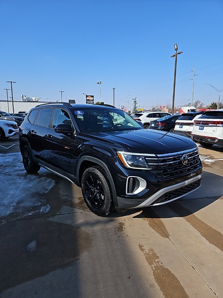 Used 2025 Volkswagen Atlas Peak Edition SE image 3