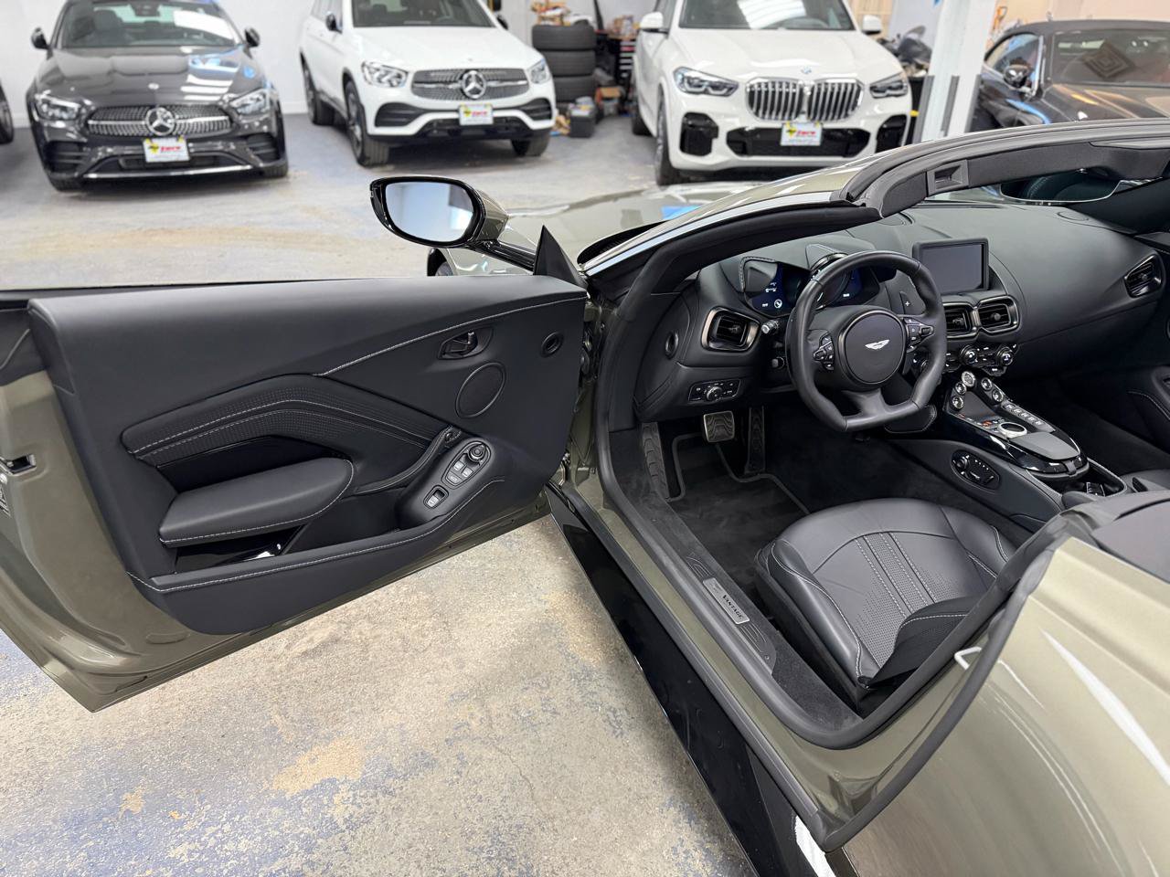 Used 2023 Aston Martin V8 Vantage Roadster RWD image 12