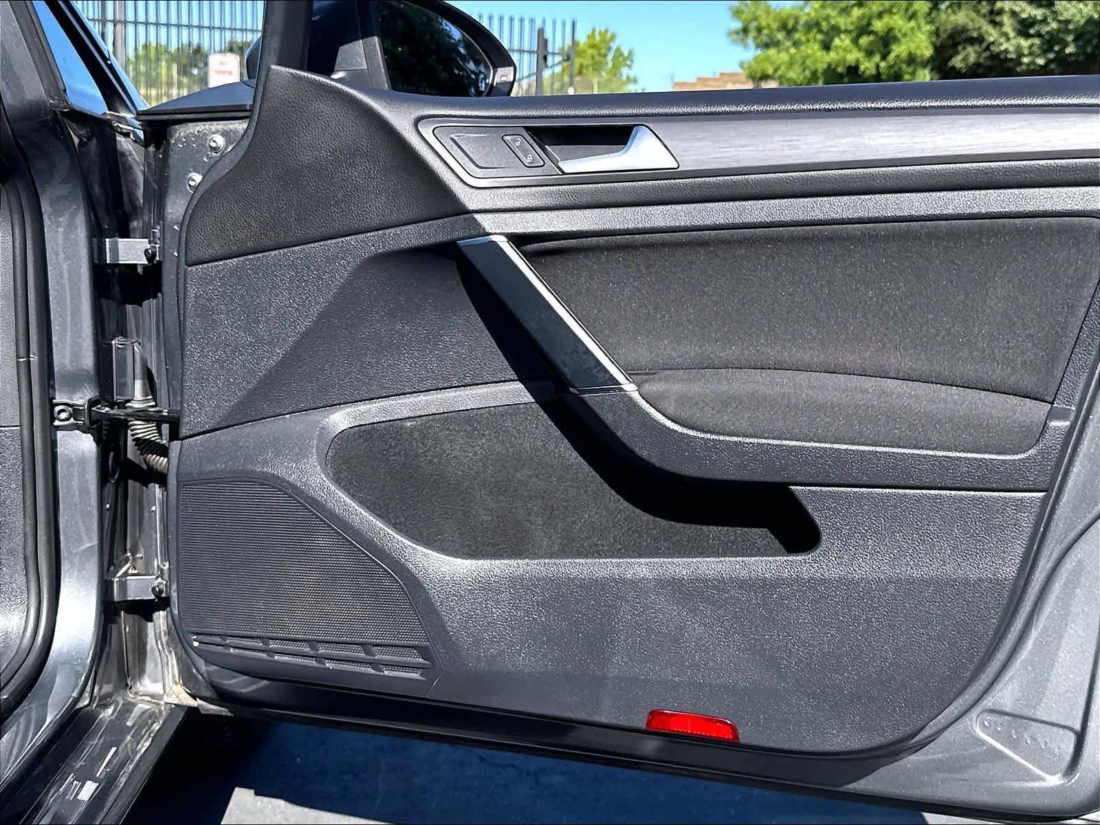 Used 2019 Volkswagen e-Golf SE w/ Driver Assistance Package FWD image 27