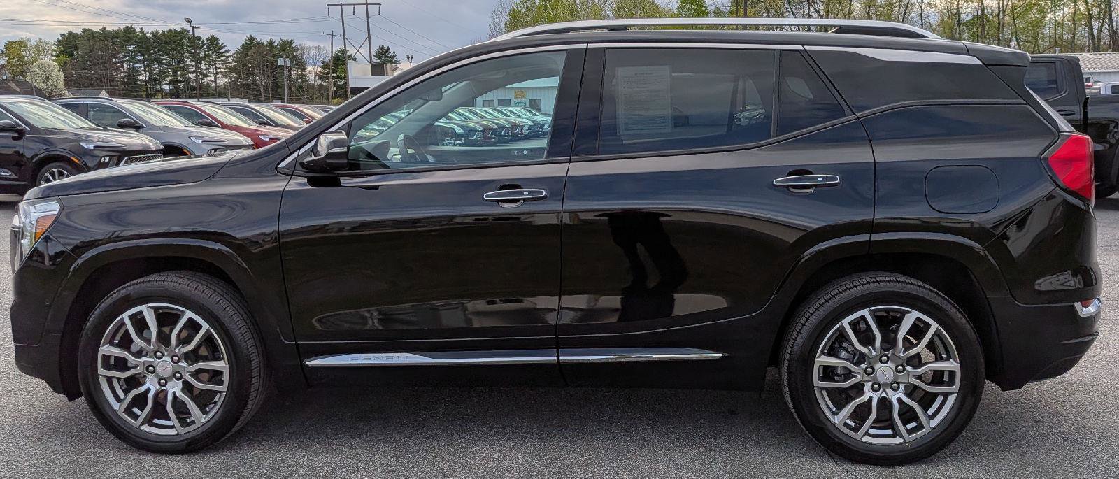 Used 2024 GMC Terrain Denali w/ Denali Premium Package AWD/4WD image 7