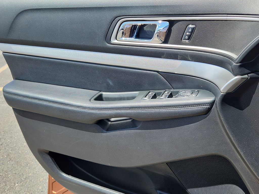 Used 2017 Ford Explorer XLT AWD/4WD image 6