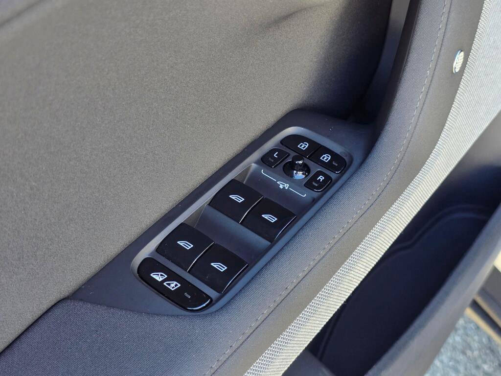 Used 2023 Polestar Polestar 2 w/ Pilot Pack image 24