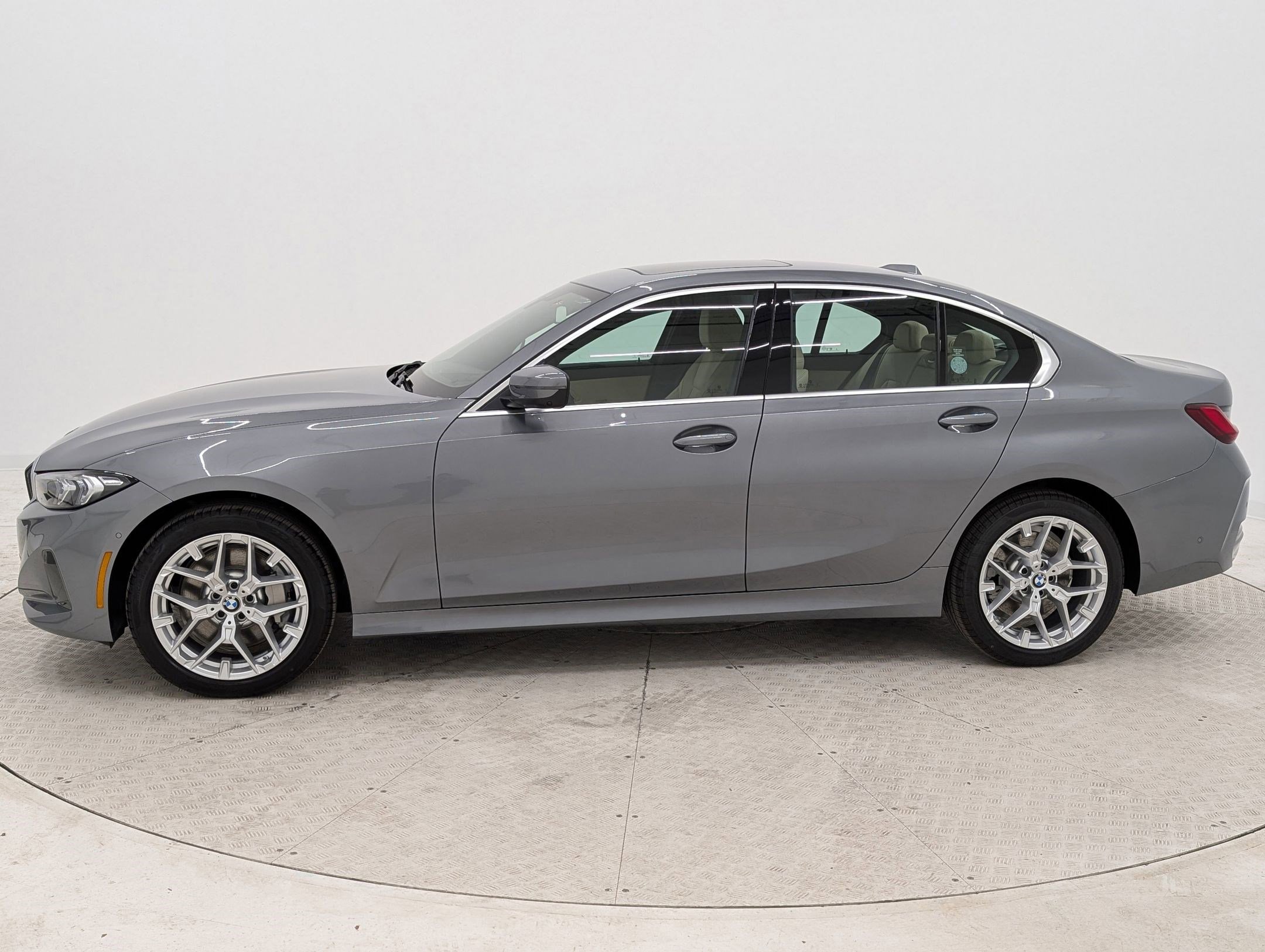Used 2025 BMW 330i xDrive Sedan w/ Premium Package image 2
