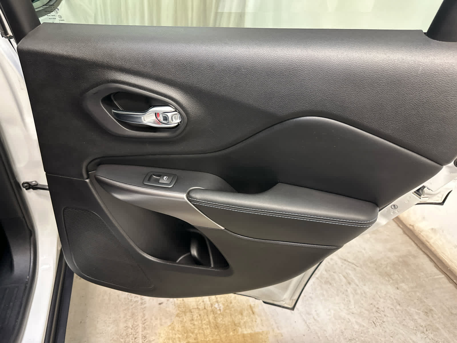 Used 2020 Jeep Cherokee Latitude w/ Cold Weather Group image 29