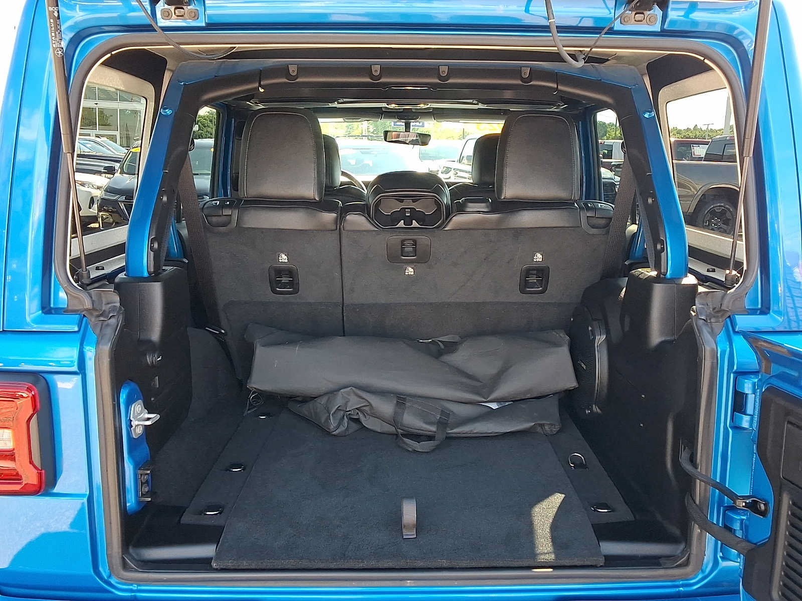 Used 2023 Jeep Wrangler Unlimited Sahara AWD/4WD image 31