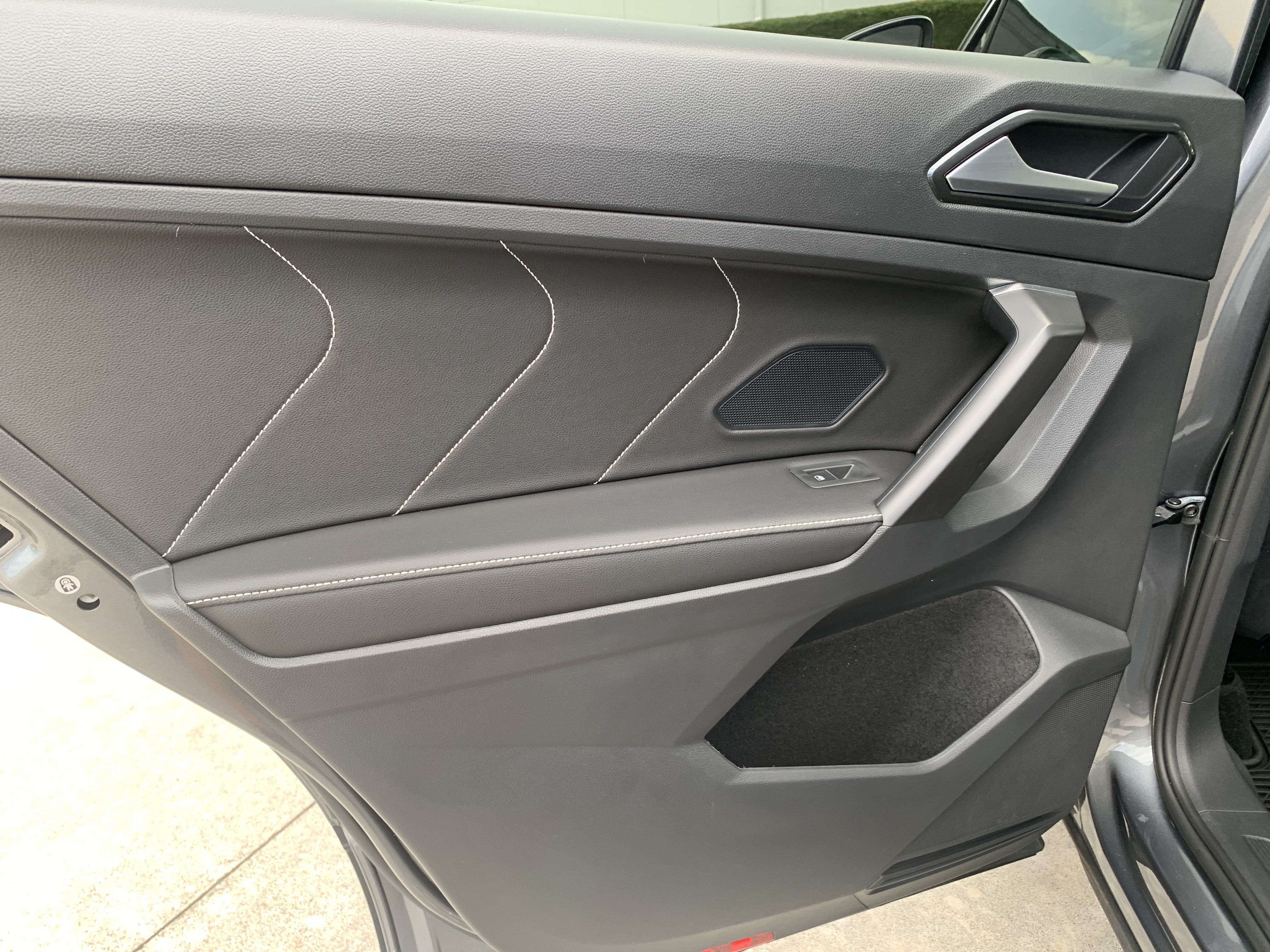 Used 2023 Volkswagen Tiguan SE w/ Panoramic Sunroof Package FWD image 28
