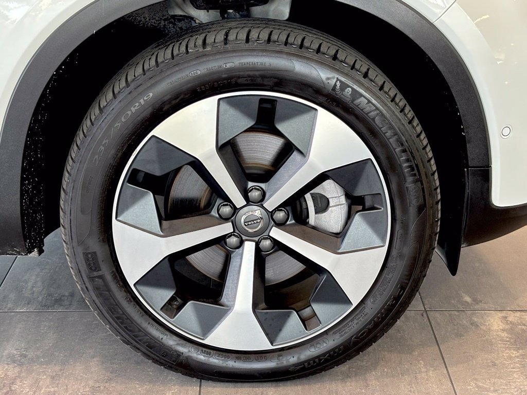 Used 2025 Volvo XC40 B5 Plus AWD/4WD image 42