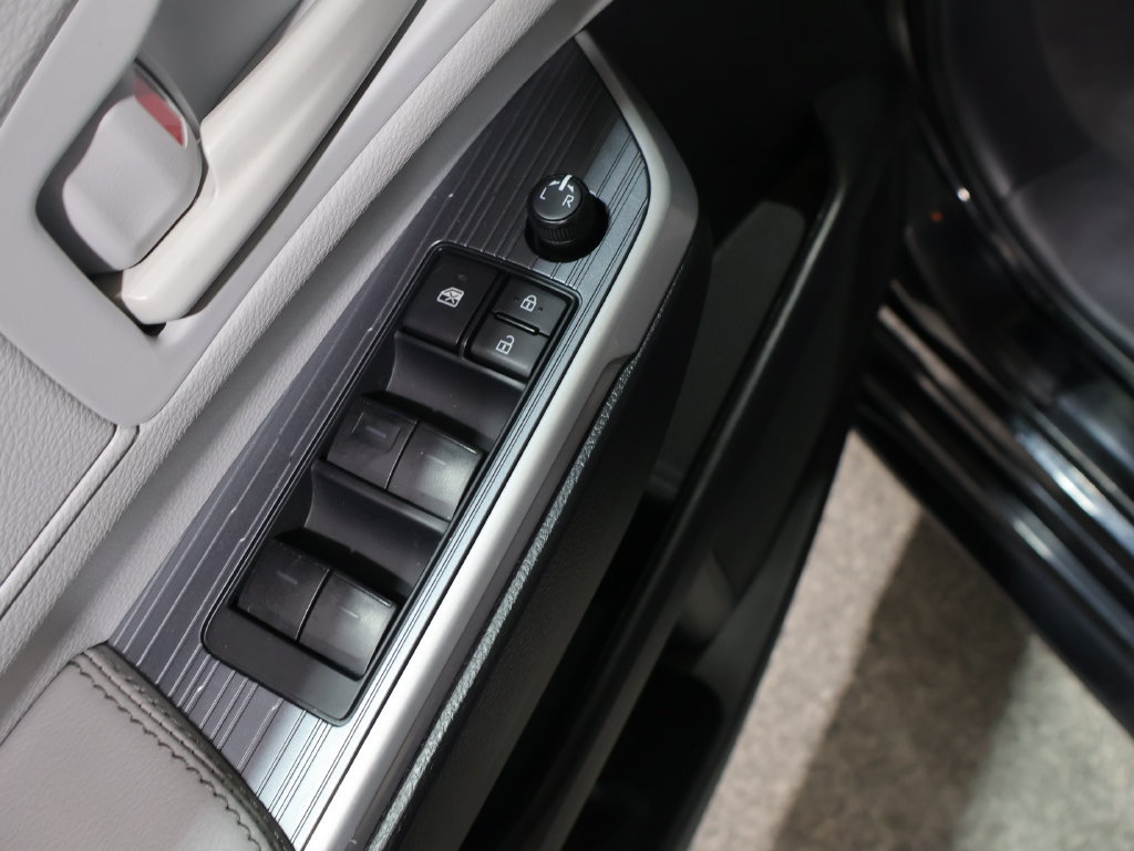 Used 2025 Toyota Sienna LE FWD image 13