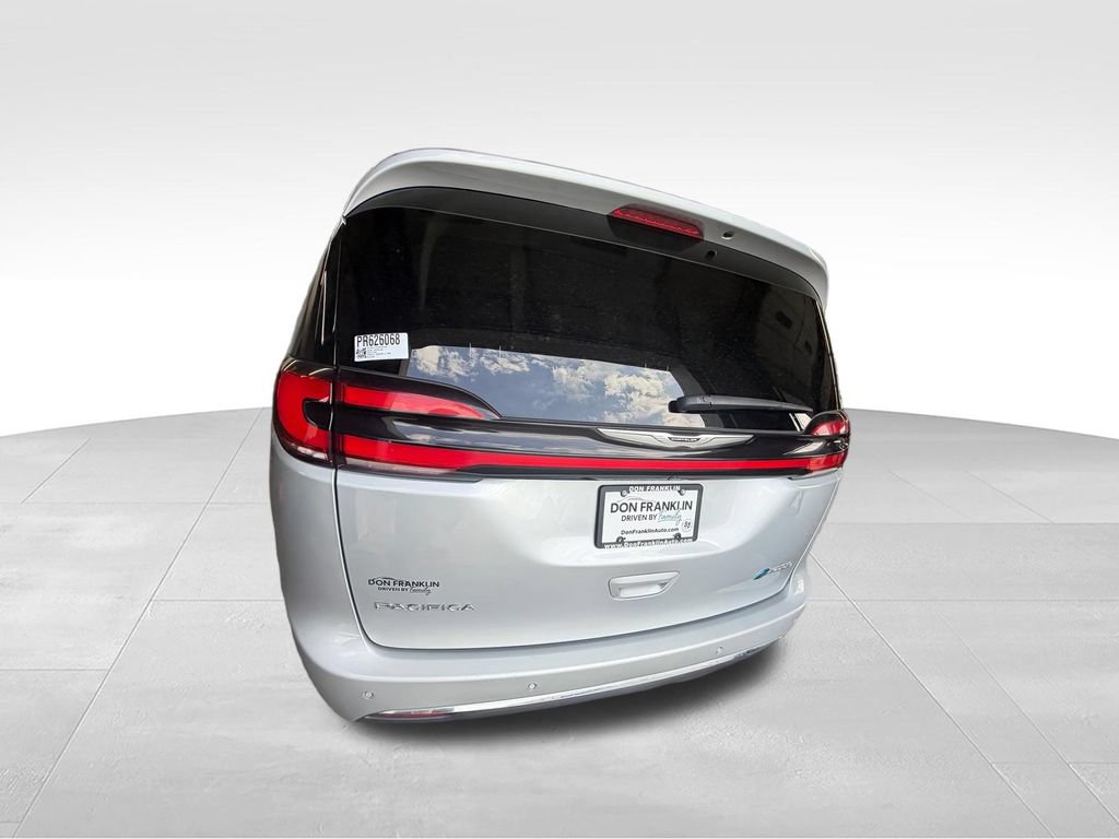 Used 2023 Chrysler Pacifica Touring-L FWD image 4