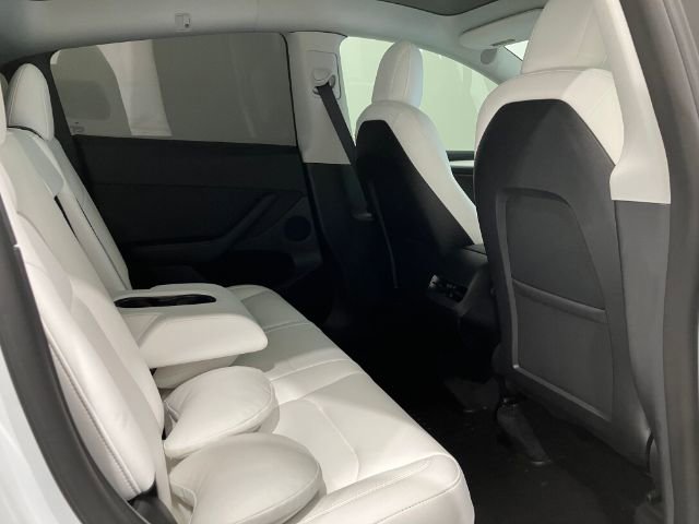 Used 2022 Tesla Model Y Long Range image 37