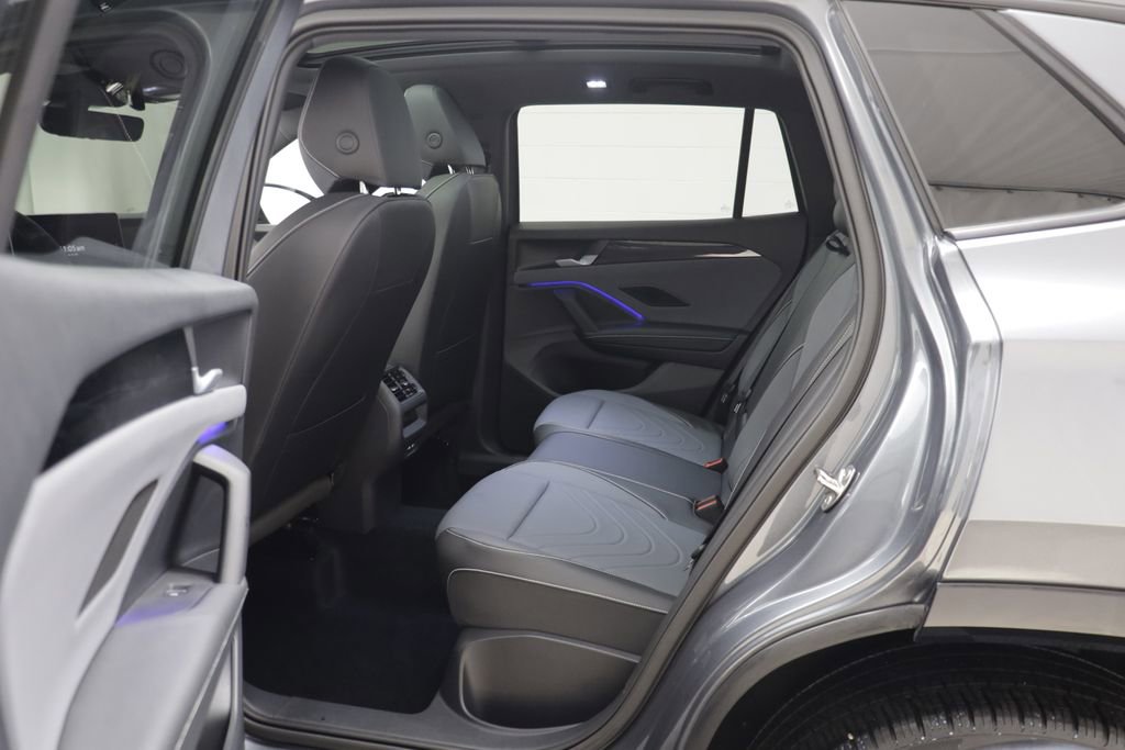 Used 2025 Volkswagen Tiguan SE R-Line AWD/4WD image 13