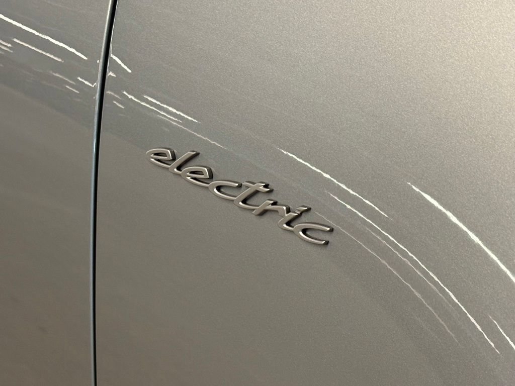 Used 2025 Porsche Macan 4S Electric AWD/4WD image 35