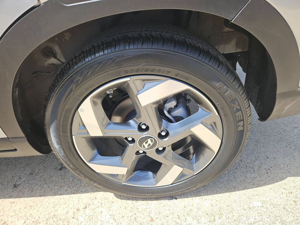 Used 2025 Hyundai Venue SEL FWD image 24