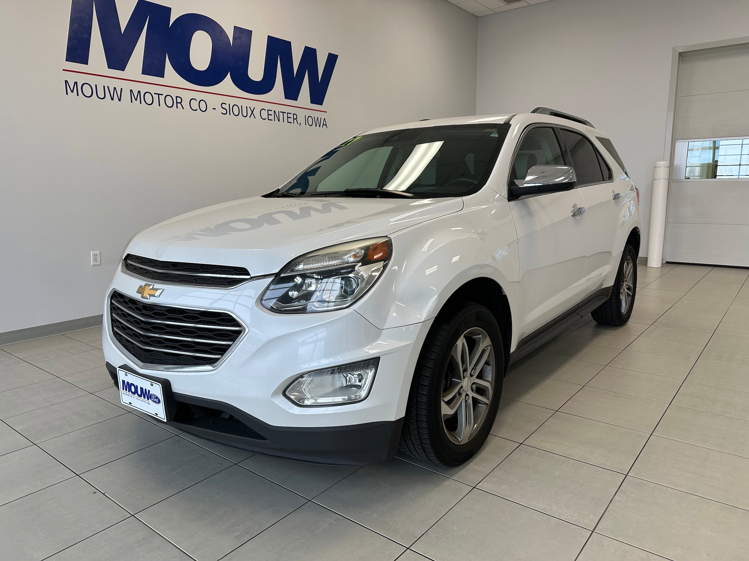 Used 2017 Chevrolet Equinox Premier w/ Enhanced Convenience Package AWD/4WD image 2