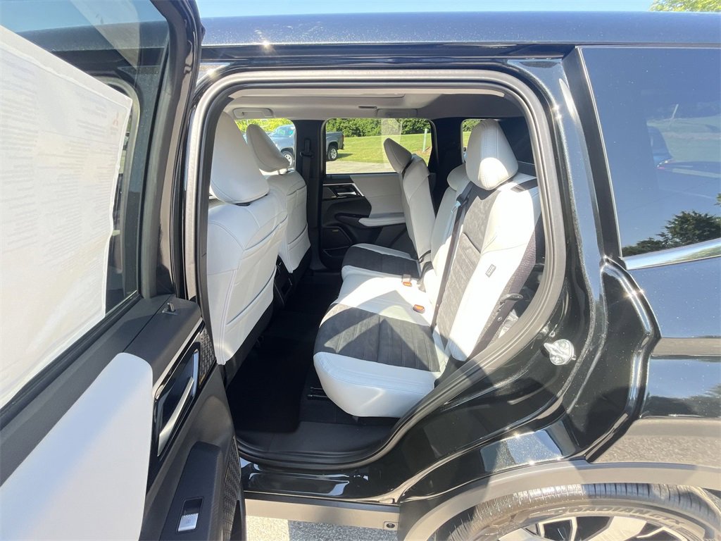 New 2025 Mitsubishi Outlander SE image 23