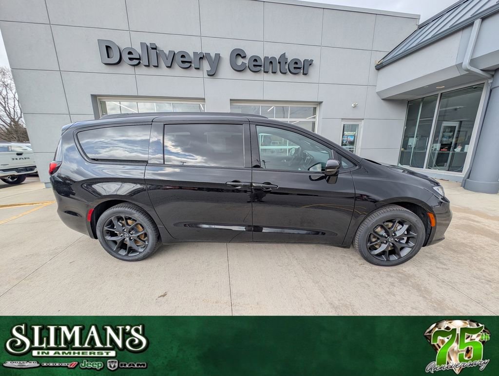 New 2026 Chrysler Pacifica Select image 3