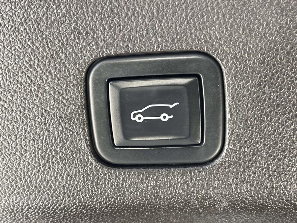 Used 2021 Chevrolet Suburban RST w/ Luxury Package image 10