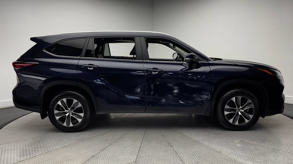 Used 2025 Toyota Highlander XLE AWD/4WD image 44