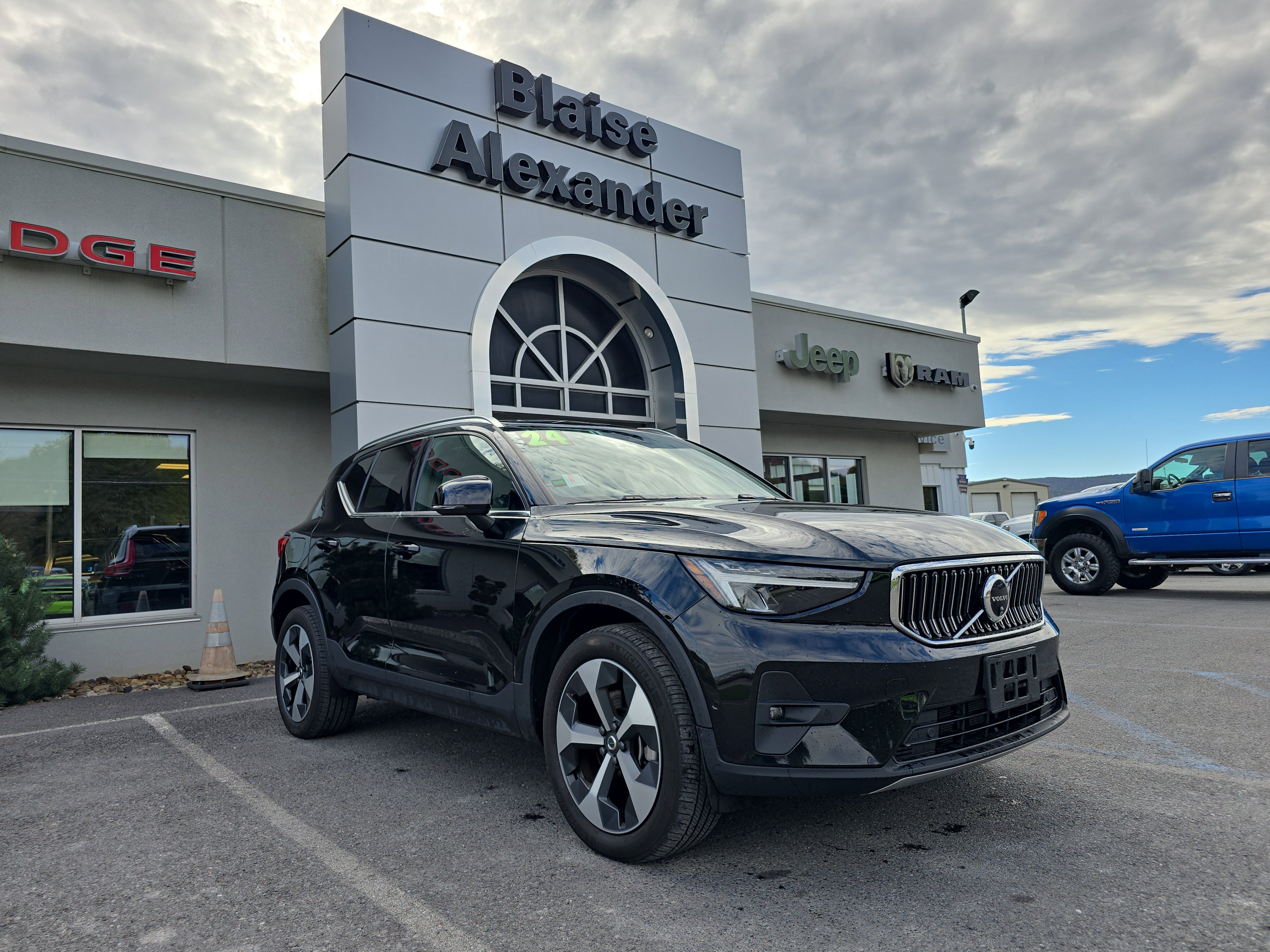 Used 2024 Volvo XC40 B5 Plus w/ Climate Package