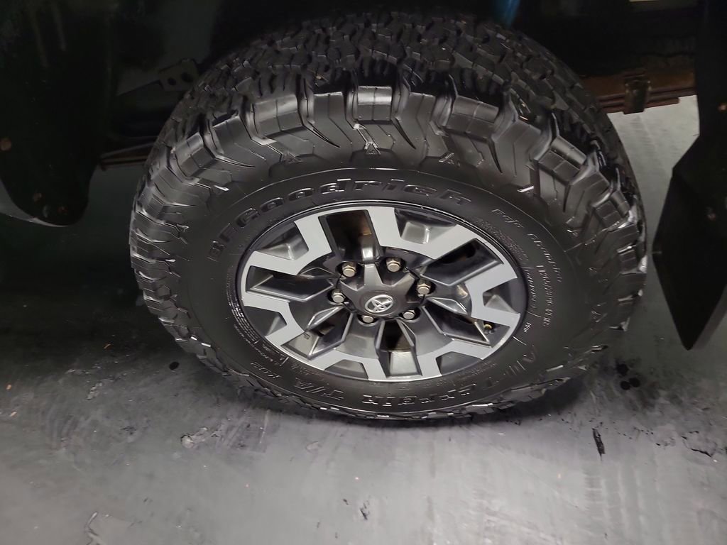 Used 2016 Toyota Tacoma TRD Off-Road w/ Premium & Technology Package AWD/4WD image 11