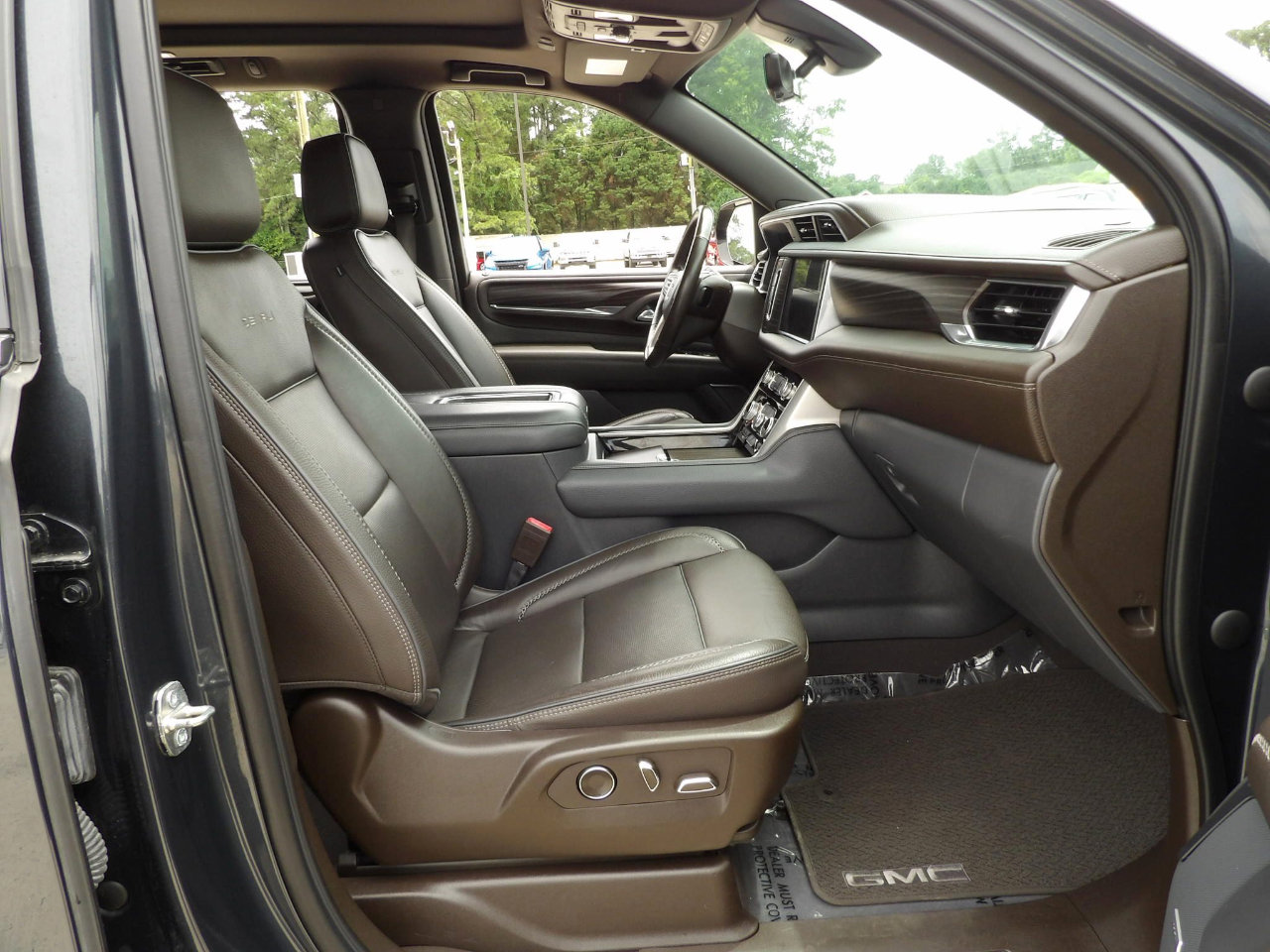 Used 2021 GMC Yukon Denali w/ Denali Premium Package image 17