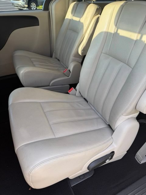 Used 2013 Chrysler Town & Country Touring FWD image 5
