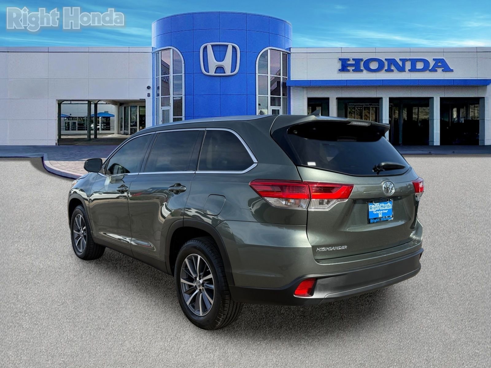Used 2019 Toyota Highlander XLE FWD image 4