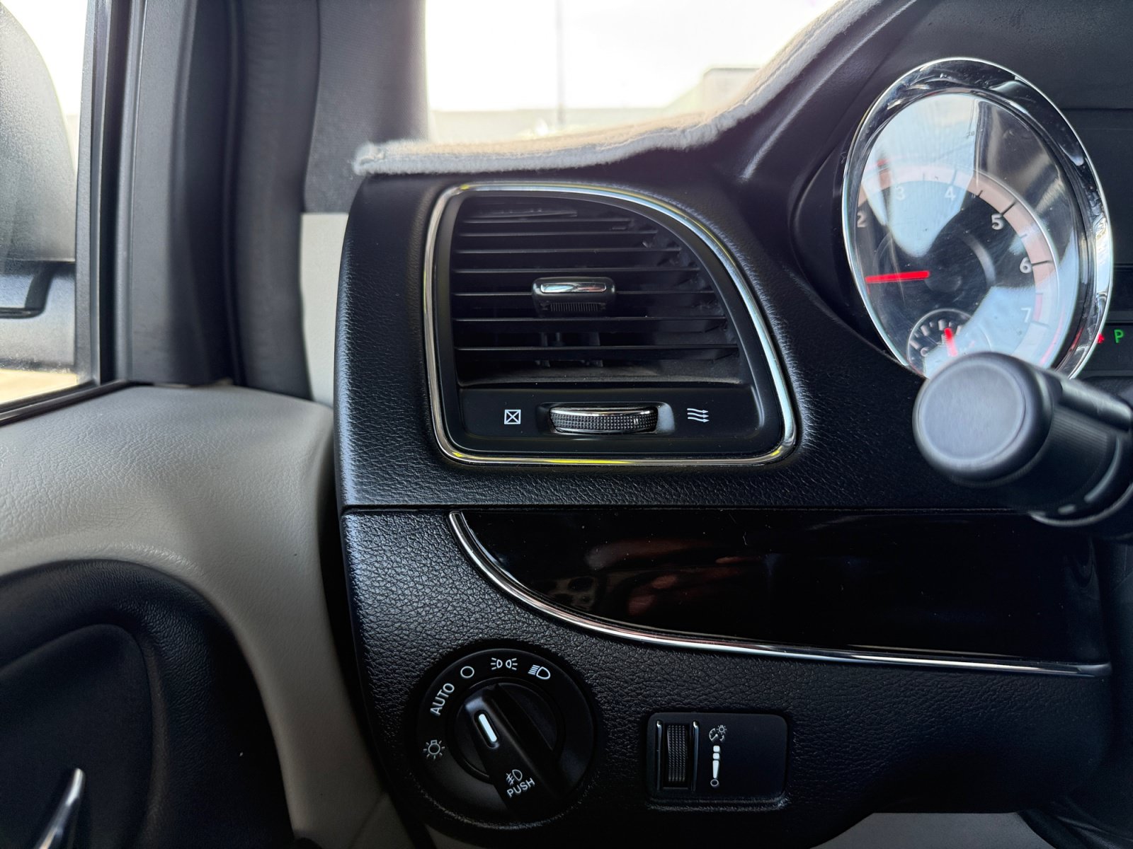 Used 2019 Dodge Grand Caravan SXT FWD image 19